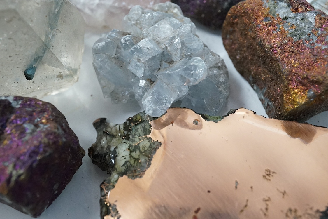 A group of assorted geodes to include fluorite, copper ore and tourmaline. Condition - fair